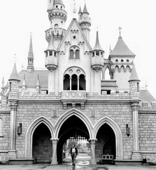 Walt-Disney-Disneyland-Castle